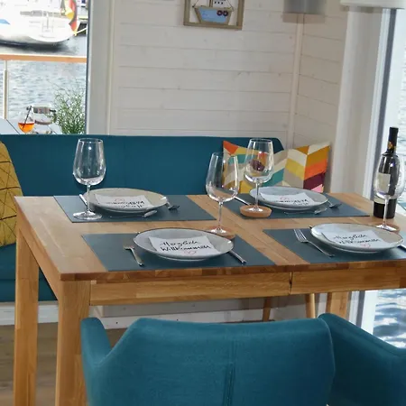 Houseboat Hecht In At The Marina Minde Botel