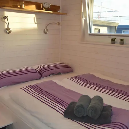 Botel Houseboat Hecht In At The Marina Minde *