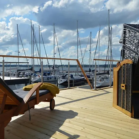 Houseboat Hecht In At The Marina Minde