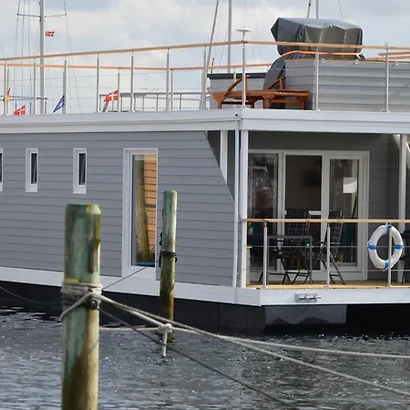 Houseboat Hecht In At The Marina Minde Botel *
